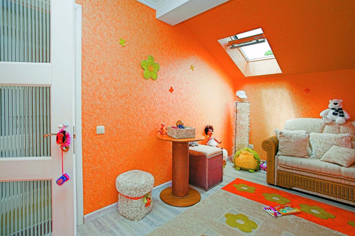 Оранжевые стены в детском саду