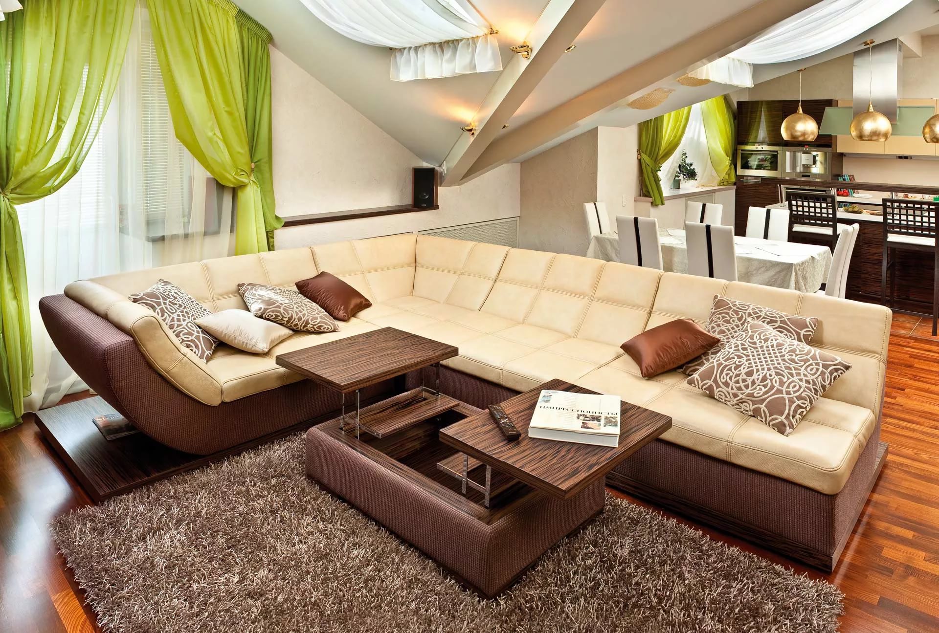 Угловой светлый диван в гостиную