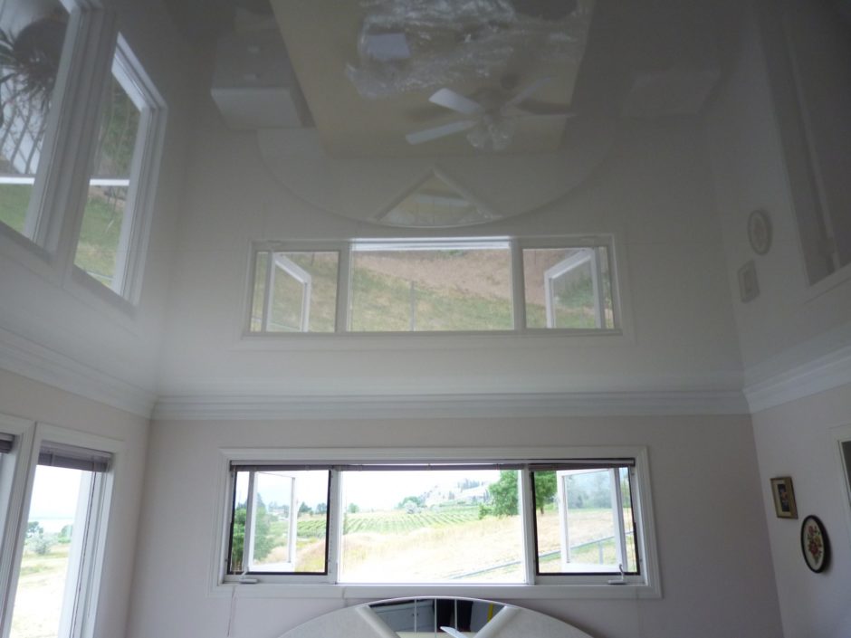 Глянцевый потолок в интерьере комнат