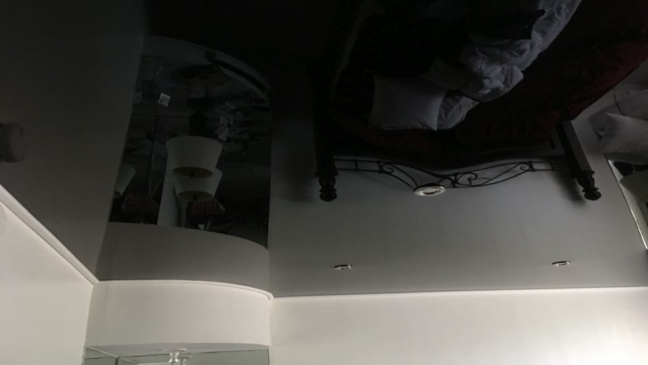 Глянцевый потолок в интерьере комнат