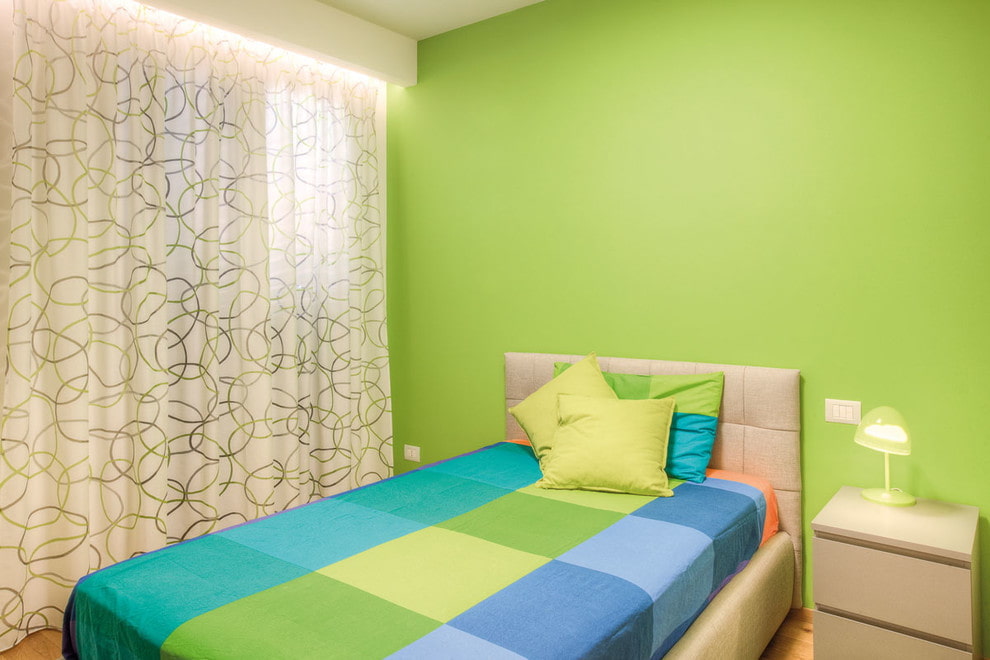 К зеленым обоям подходят шторы. Зеленая спальня. Шторы в комнату с зелеными стенами. Шторы к салатовым стенам. Шторы в зеленую комнату.
